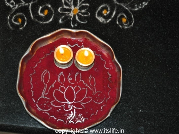 Arathi Thatte – Plate Decoration with Vermilion
