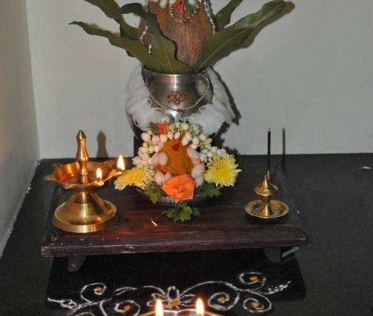 Arathi Thatte – Plate Decoration with Vermilion