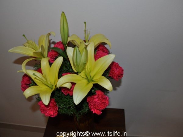 flower-arrangement-yellow-lily-1