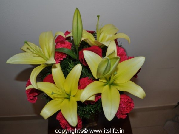 flower-arrangement-yellow-lily