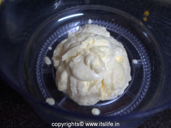 recipes-desserts-creamy-mango-ice-cream-stage1-3