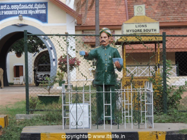 Statues of Postman Basappa and Commandant Bhujangarao Jagadale