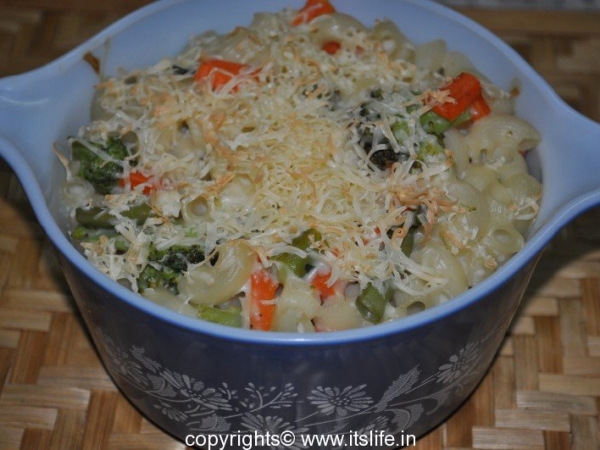 Baked Pasta and Vegetables in White Sauce