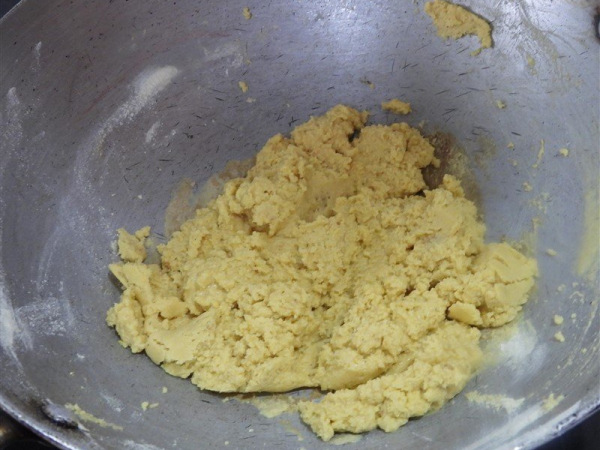 recipes-indian-sweets-moongdal-laddoo-2