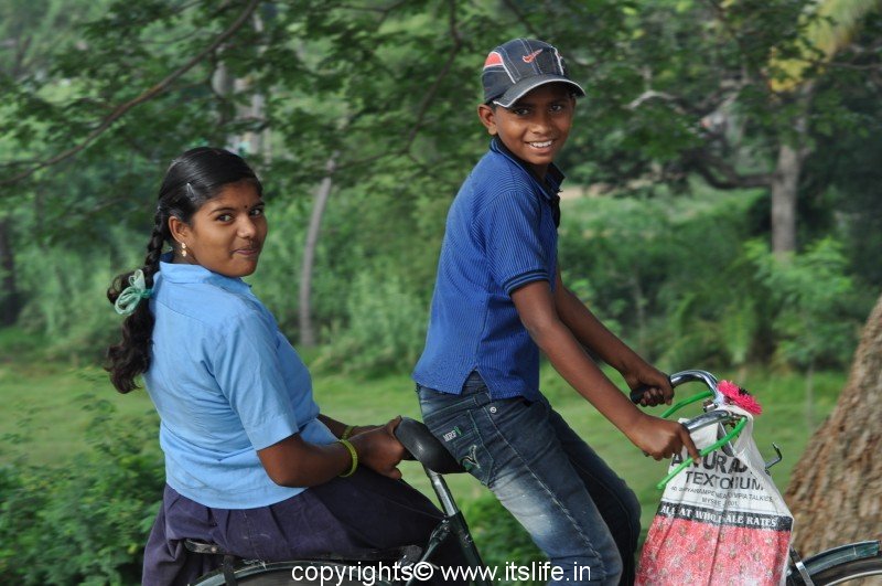 Life Photos | Itslife Photos | Children Off To School | Itslife.in